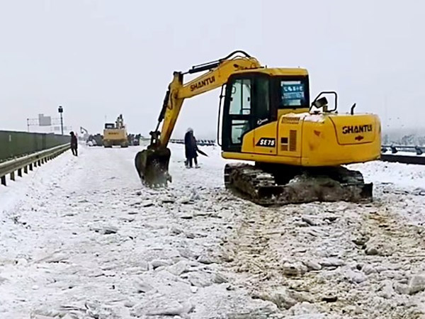 除雪保暢，山推鐵肩道義勇?lián)厝危? /> 
            <div   id=